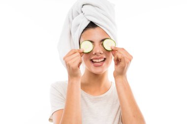 Salatalık dilimleri tutan güzel genç kadın