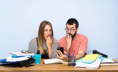 Birçok kitap ile sürpriz jest yapan iki öğrenci