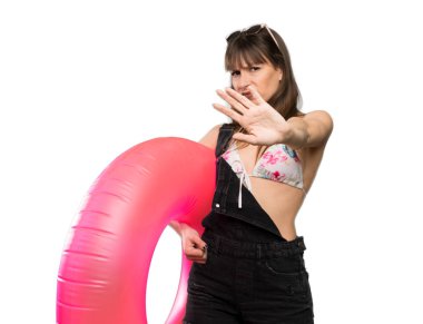 Bikinili genç bir kadın, izole edilmiş beyaz arka planda ellerini öne uzatıyor.