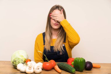 Bir sürü sebzeli kadın elleriyle gözlerini kapatıyor.