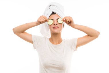 Salatalık dilimleri tutan güzel genç kadın