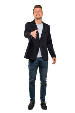 Sarışın yakışıklı adam iyi bir anlaşma kapanış için el sıkışma