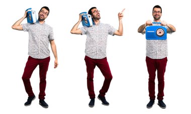 Bir radyo tutan gözlüklü Yakışıklı adam seti