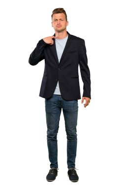 Yorgun ve hasta ifade ile sarışın yakışıklı adam