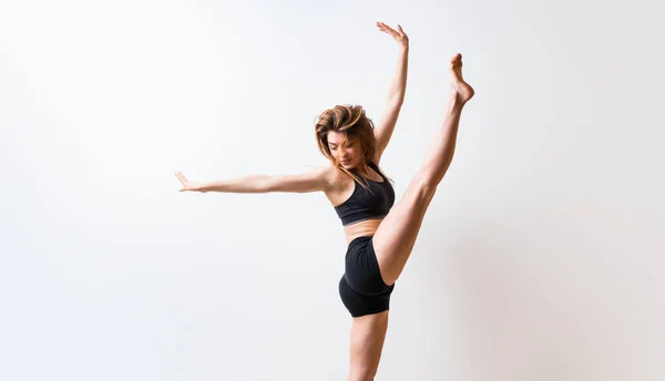 Jeune Fille Danse Sur Mur Blanc Isolé — Photo