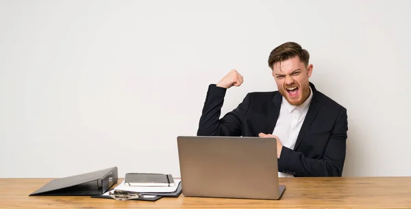 Zakenman Een Kantoor Doet Sterk Gebaar — Stockfoto