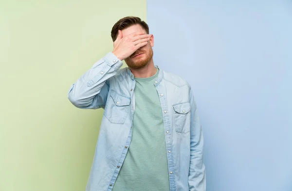 Rengarenk Arka Plan Üzerinde Redhead Adam Elleriyle Gözleri Kaplayan Bir — Stok fotoğraf