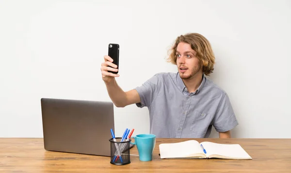 Ξανθός Άνθρωπος Ένα Φορητό Υπολογιστή Κάνοντας Μια Selfie — Φωτογραφία Αρχείου