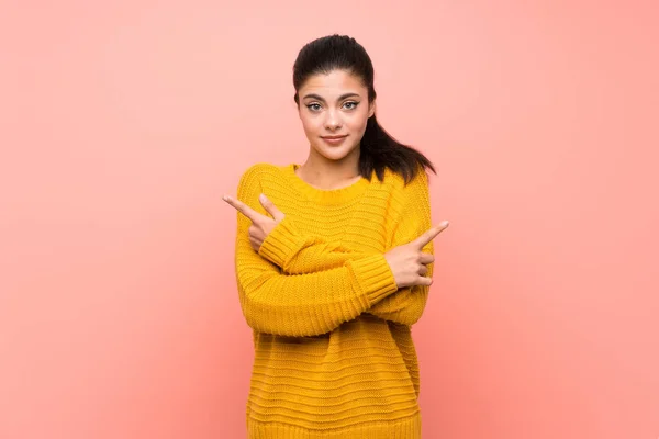 Ragazza Adolescente Oltre Isolato Muro Rosa Che Punta Laterali Avendo — Foto Stock