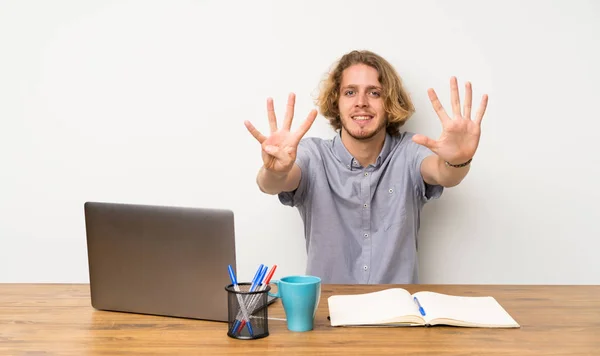 Parmakları Ile Dokuz Sayma Bir Dizüstü Bilgisayar Ile Sarışın Adam — Stok fotoğraf