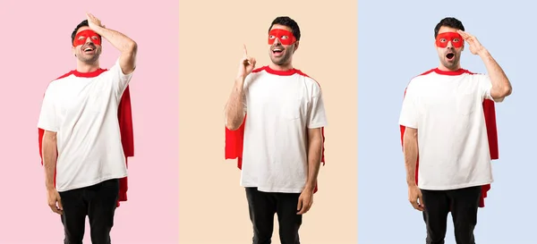 Conjunto Superhéroe Hombre Con Máscara Capa Roja Con Intención Realizar —  Fotos de Stock