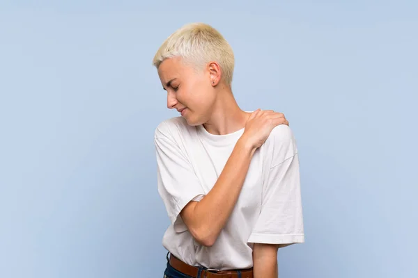 Menina Adolescente Com Cabelos Brancos Curtos Sobre Parede Azul Que — Fotografia de Stock