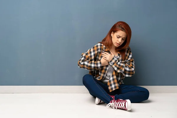 Jonge Roodharige Vrouw Zittend Vloer Met Een Pijn Het Hart — Stockfoto