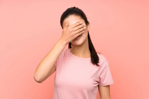 Teenager Mädchen Über Isoliertem Rosa Hintergrund Der Die Augen Mit — Stockfoto