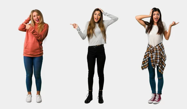 Conjunto Mulheres Apontando Dedo Para Lado Apresentando Produto — Fotografia de Stock