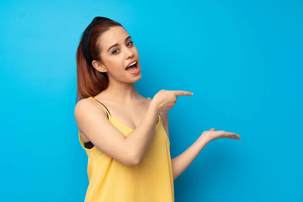 Young Redhead Woman Blue Background Holding Copyspace Imaginary Palm Insert — Stock Photo, Image