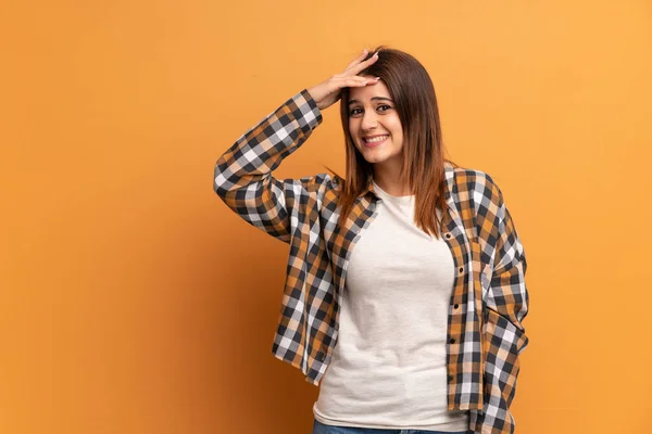 Young Woman Brown Wall Has Just Realized Something Has Intending — Stock Photo, Image