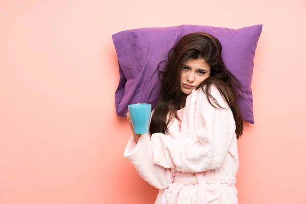 Девушка Подросток Халате Розовом Фоне Держа Чашку Кофе — стоковое фото