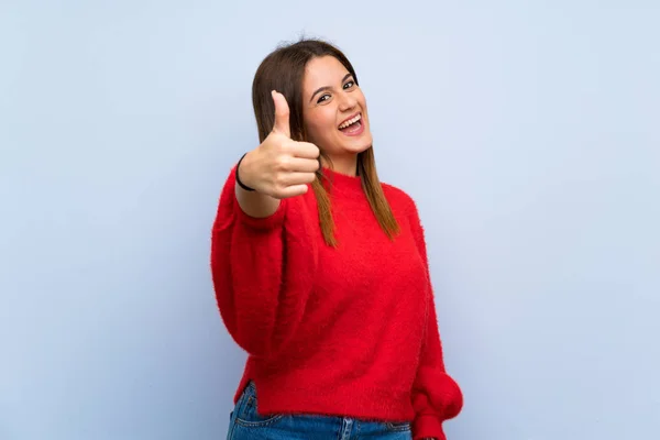 Junge Frau Mit Erhobenem Daumen Über Isolierte Blaue Wand Weil — Stockfoto