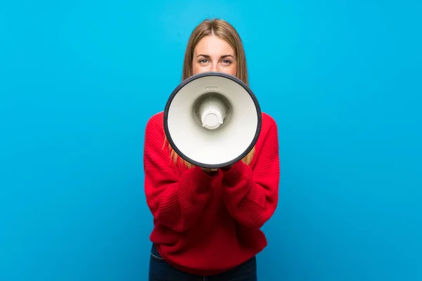 Vrouw Met Rode Trui Blauwe Muur Schreeuwen Door Een Megafoon — Stockfoto