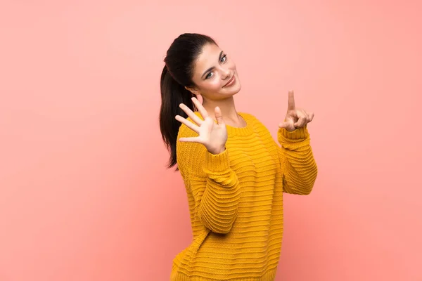 Teenager Mädchen Über Isolierte Rosa Wand Die Mit Fingern Sieben — Stockfoto