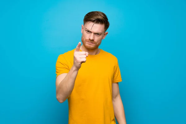 Redhead Man Blauwe Muur Gefrustreerd Wijzend Naar Voorkant — Stockfoto