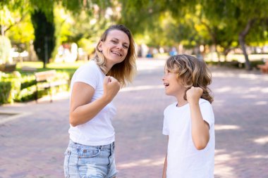 Bir parkta şanslı anne ve oğlu