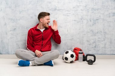 Redhead spor adam yanal açık ağzı ile bağırıyor