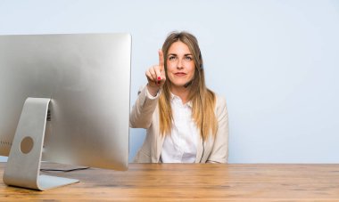 Genç pazarlamacı kadın şeffaf ekrana dokunuyor.