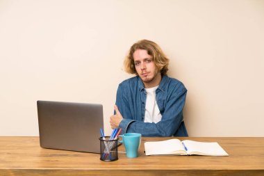 Bir laptop düşünme bir fikir ile sarışın adam