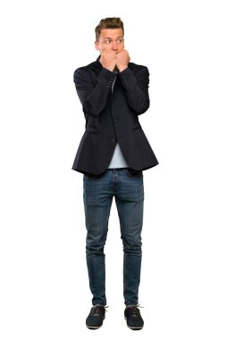 Sarışın yakışıklı adam sinirli ve ağız ellerini koyarak korkmuş