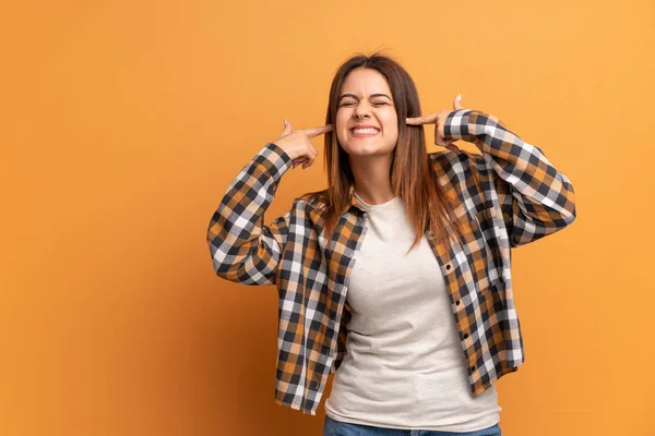 Young Woman Brown Wall Frustrated Covering Ears — Stock Photo, Image