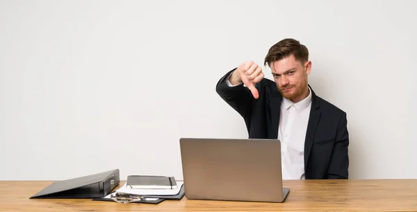 Empresario Una Oficina Mostrando Pulgar Hacia Abajo Con Expresión Negativa — Foto de Stock