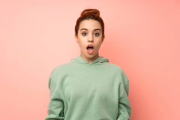 Jeune Femme Rousse Avec Sweat Shirt Avec Expression Faciale Surprise — Photo