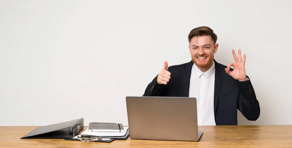 Empresario Una Oficina Mostrando Signo Gesto Pulgar Hacia Arriba —  Fotos de Stock