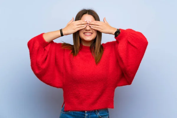 Jeune Femme Sur Mur Bleu Isolé Couvrant Les Yeux Par — Photo