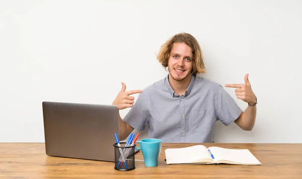 Bir Dizüstü Bilgisayar Gurur Kendini Memnun Ile Sarışın Adam — Stok fotoğraf