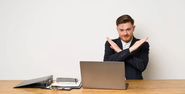 Empresário Escritório Fazendo Nenhum Gesto — Fotografia de Stock