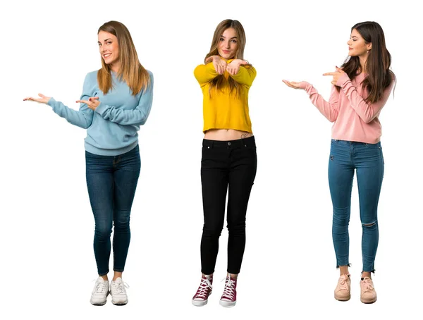 一组穿着五颜六色衣服的人的全长镜头 他们拿着手掌上的复制空间 在孤立的白色背景上插入一个广告 — 图库照片