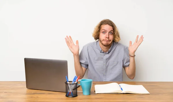 Homem Loiro Com Laptop Fazendo Gestos Dúvidas — Fotografia de Stock