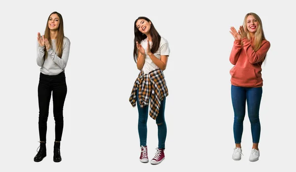 Conjunto Mujeres Aplaudiendo Después Presentación Una Conferencia — Foto de Stock