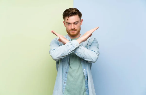 Redhead Man Colorful Background Making Gesture — Stock Photo, Image