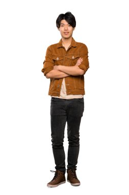 Kollarını izole beyaz arka plan üzerinde ön konumda çapraz tutan kahverengi ceketli Asyalı bir adamın tam uzunlukta bir çekim