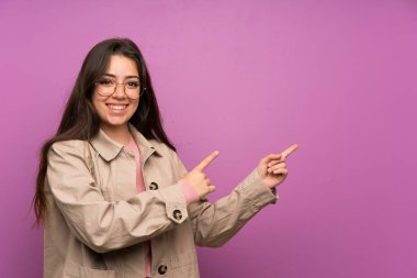 Mor duvar işaret parmağı yanında genç kız