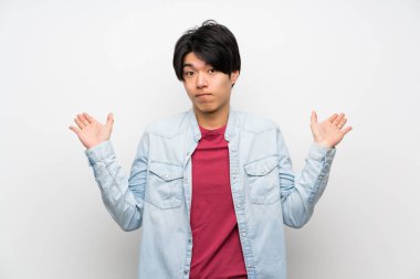 Izole beyaz arka plan üzerinde Asyalı adam şüphe jest yapma