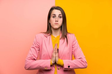 Pembe elbiseli genç bir kadın, renkli bir geçmişi var.