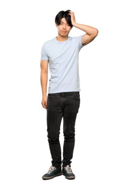 Hayal kırıklığı bir ifade ve izole beyaz arka plan üzerinde anlayış değil mavi gömlek li Asyalı bir adamın tam uzunlukta bir çekim