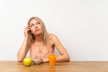 Genç sarışın kadın bir fikir düşünme kahvaltı sahip