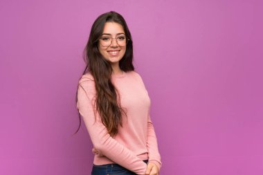 Silah ile mor duvar üzerinde genç kız geçti ve ileri bakıyor