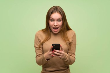 Balıkçı yaka kazaklı genç kadın şaşırdı ve bir mesaj gönderdi.